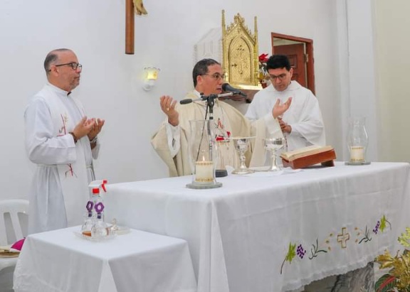 Obispo en altar