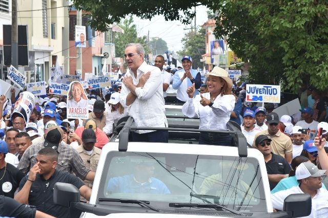 Abinader.con manos cruzadas