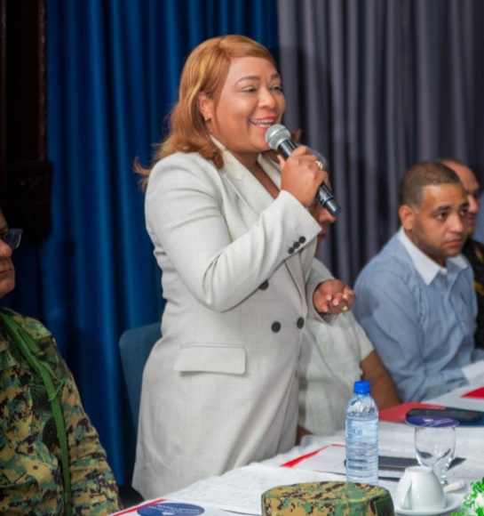 Aracelis hablando en mesa