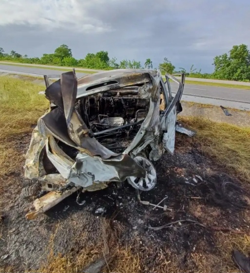 Vehiculo incendiado