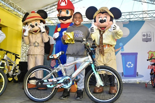 Niño con bicicleta