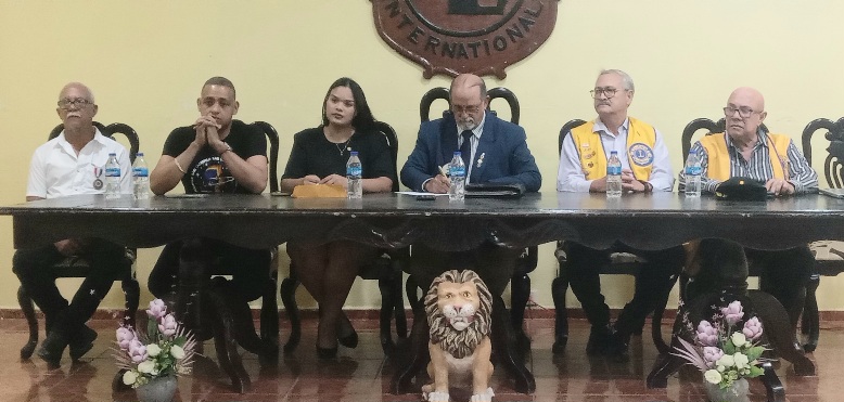 Leones sentados en mesa