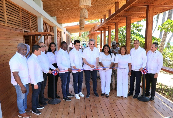 Cortando cinta Guayacanes