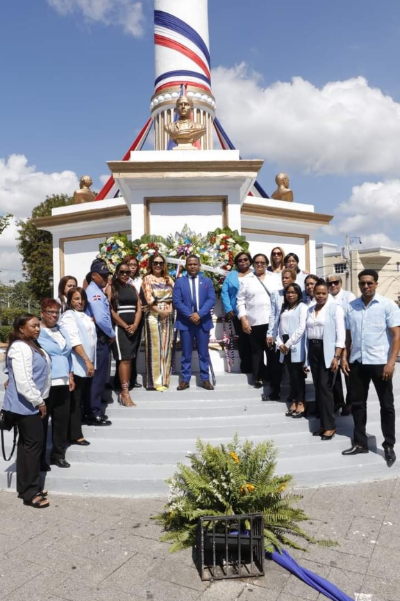 Posando en ofrenda floral