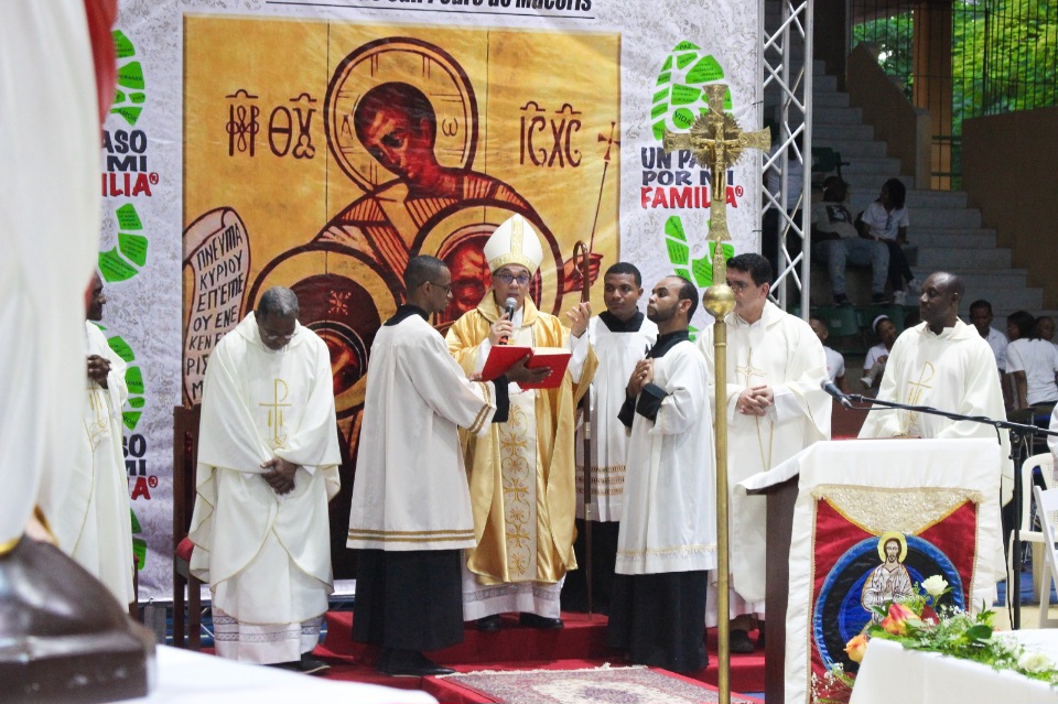 Monseñor con sacerdotes