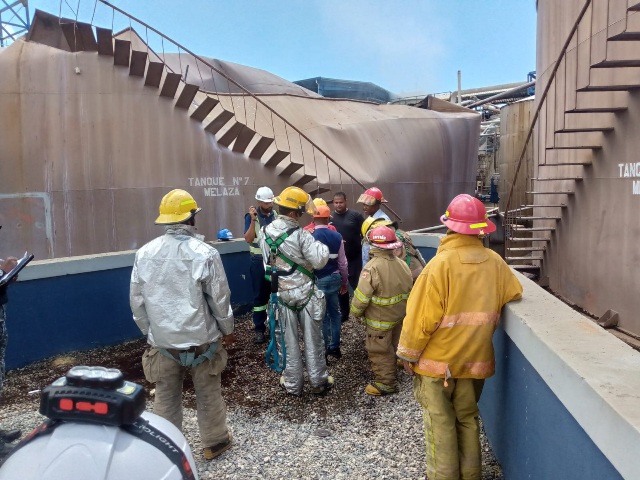 Bomberos en tanque